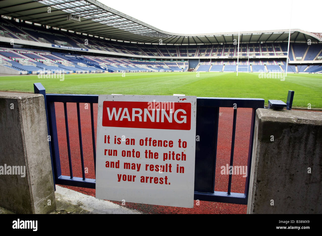 Segno a Murrayfield Stadium di Edimburgo, Scozia, fan di avvertimento a non correre sul Passo come si possono affrontare l'arresto Foto Stock