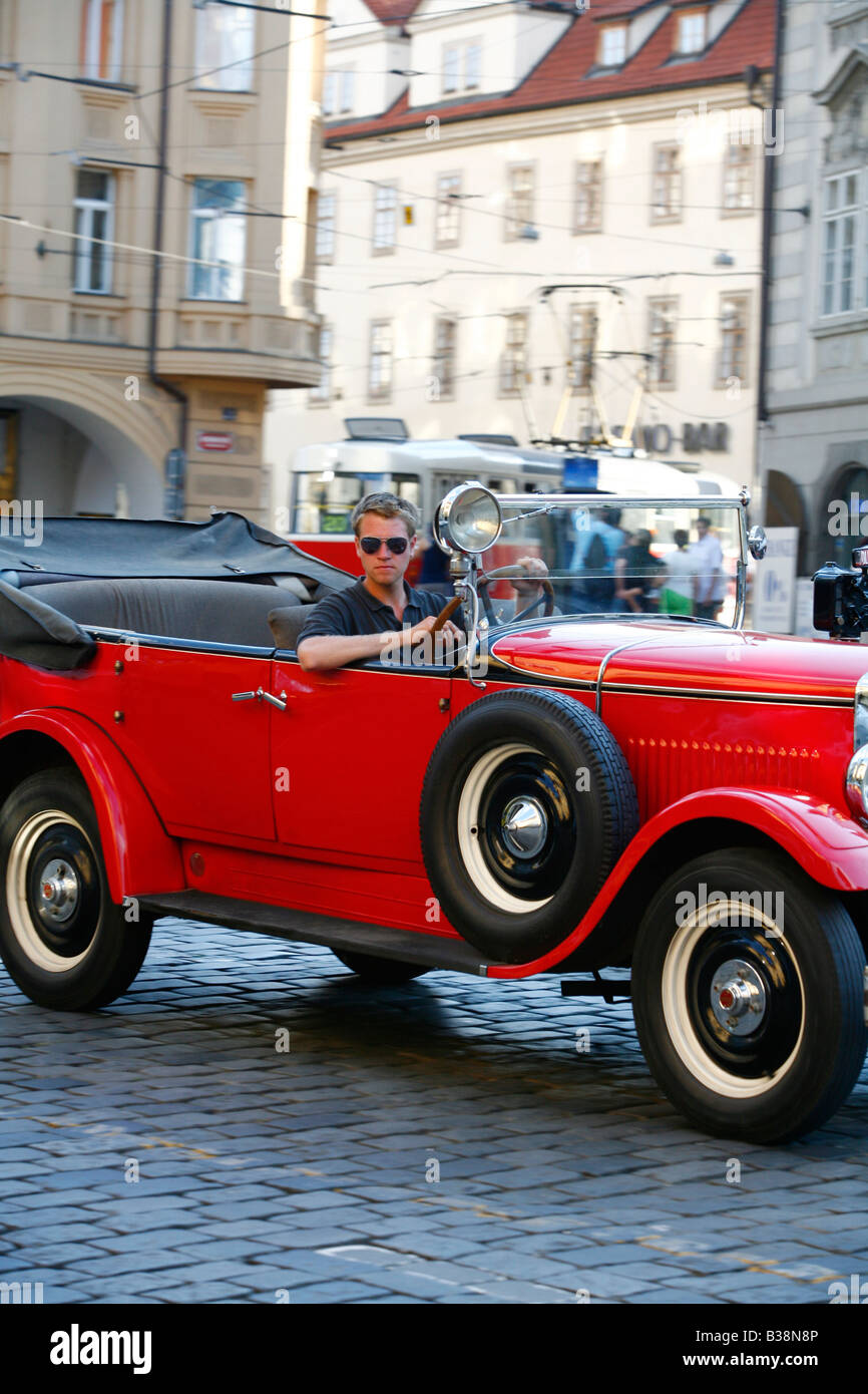 Agosto 2008 - giovane uomo aziona una vecchia vettura Skoda che viene usato per le visite turistiche di Praga Repubblica Ceca Foto Stock