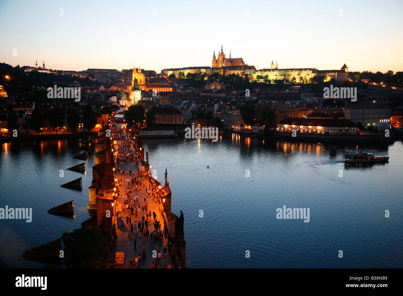 Vista su Ponte Carlo il castello e la Cattedrale di San Vito di notte, Praga. Foto Stock