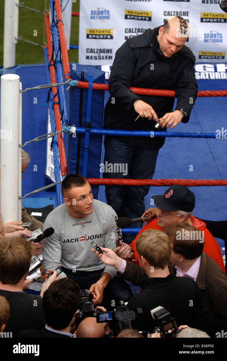 MIKKEL KESSLER DELLA DANIMARCA parla con i giornalisti nel corso di una conferenza stampa per promuovere la sua lotta con Joe Calzaghe a Cardiff Galles S U Foto Stock