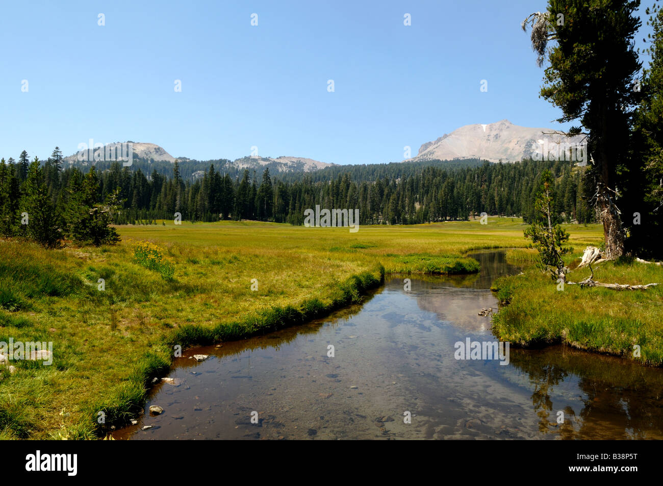 Un torrente scorre da un prato aperto ai piedi del picco di Lassen. Parco nazionale vulcanico di Lassen, California, Stati Uniti d'America. Foto Stock