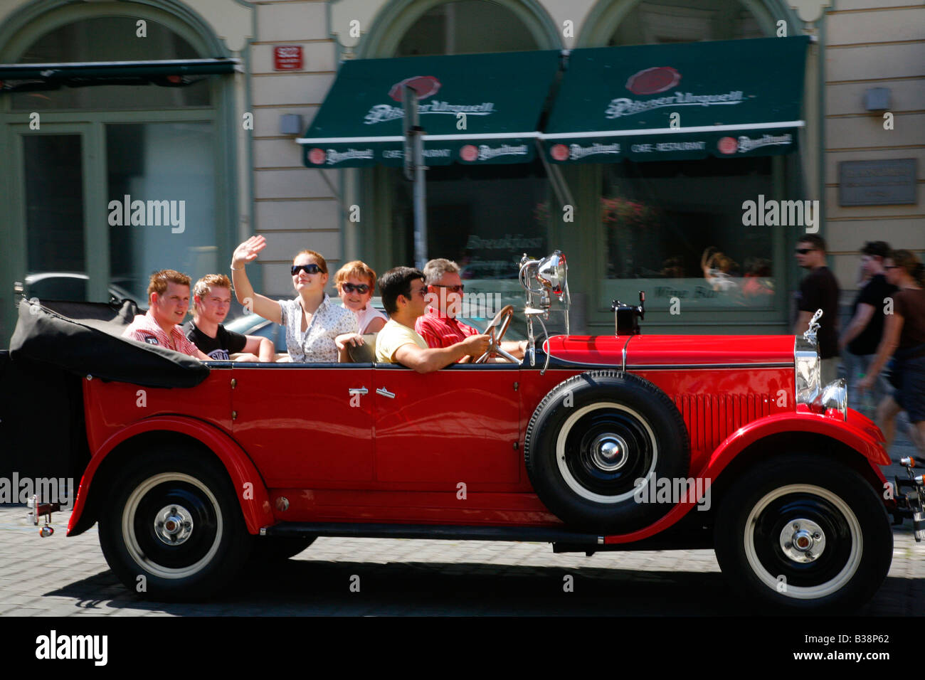 Agosto 2008 - Gita turistica in una vecchia Skoda auto Praga Repubblica Ceca Foto Stock