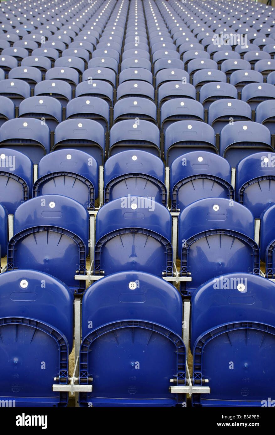Righe numerate di vuoto azzurro posti in un arena sportiva o stadium Foto Stock