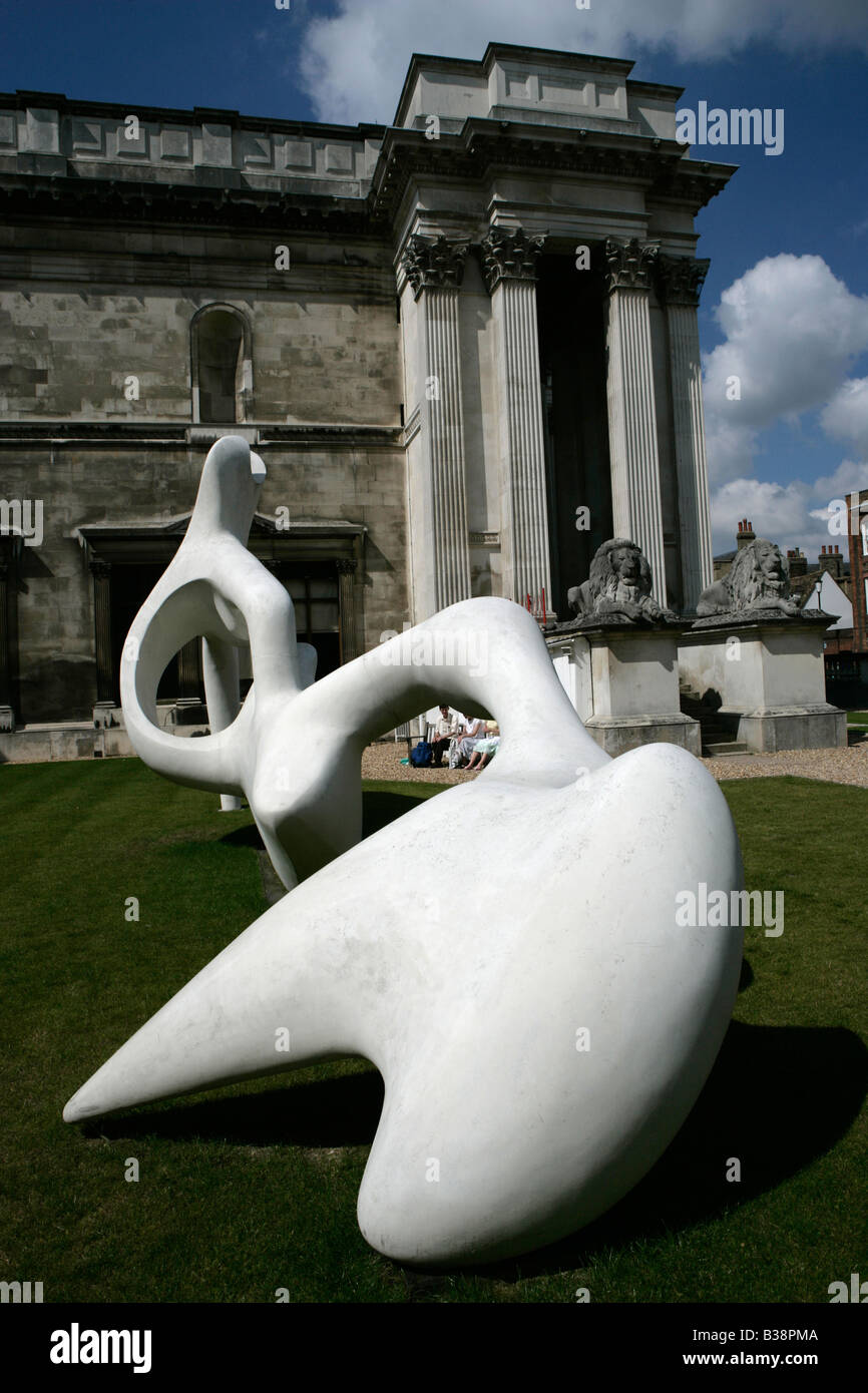 Città di Cambridge, Inghilterra. Henry Spencer Moore figura distesa la scultura al di fuori dell'arte e antiquariato Fitzwilliam Museum. Foto Stock