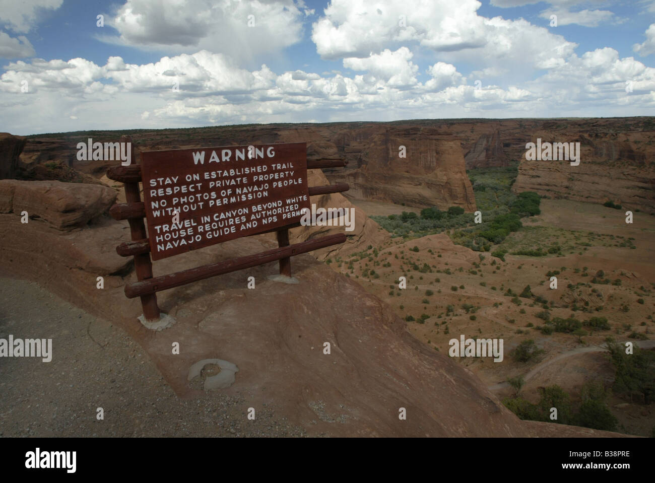 Firmare la marcatura del sentiero per la Casa Bianca rovine nel Canyon De Chelly Monumento Nazionale nella Navajo Tribal terre, Arizona. Foto Stock