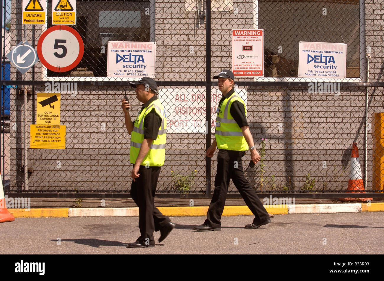 Due guardie di sicurezza PATROL il perimetro di luoghi sicuri REGNO UNITO Foto Stock