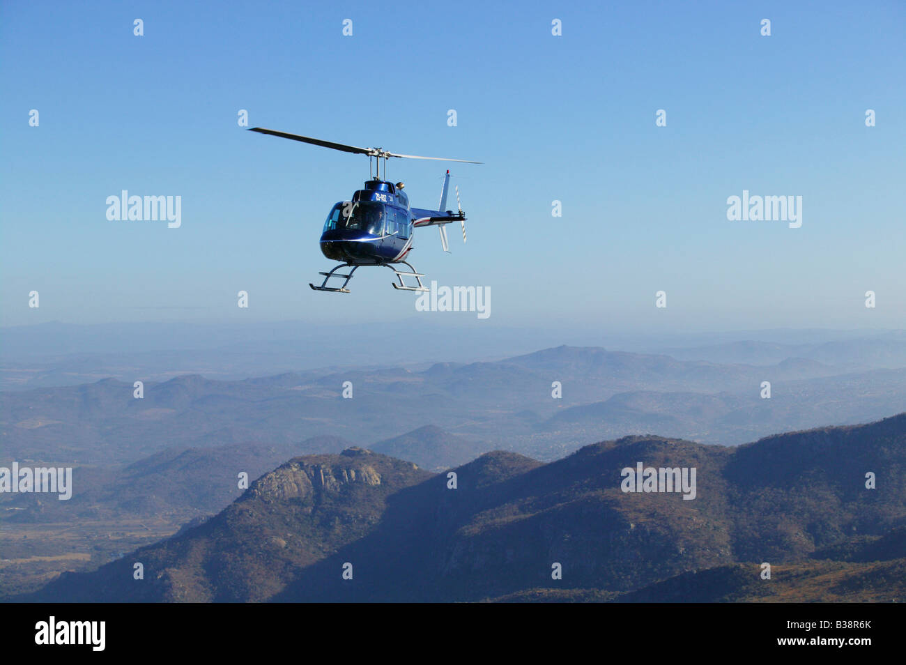Vista aerea di un elicottero in una pittoresca zona montagnosa Foto Stock