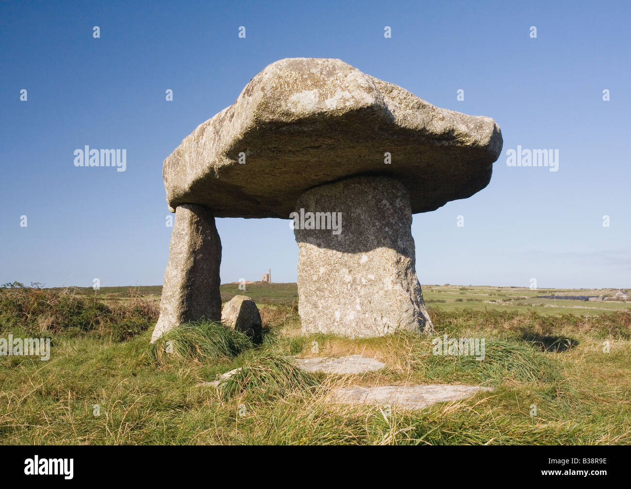 Lanyon Quoit, (Giant's tabella) è un famoso Cornish tomba megalitica vicino a Madron e Morvah, West Penwith, Cornwall, Regno Unito Foto Stock