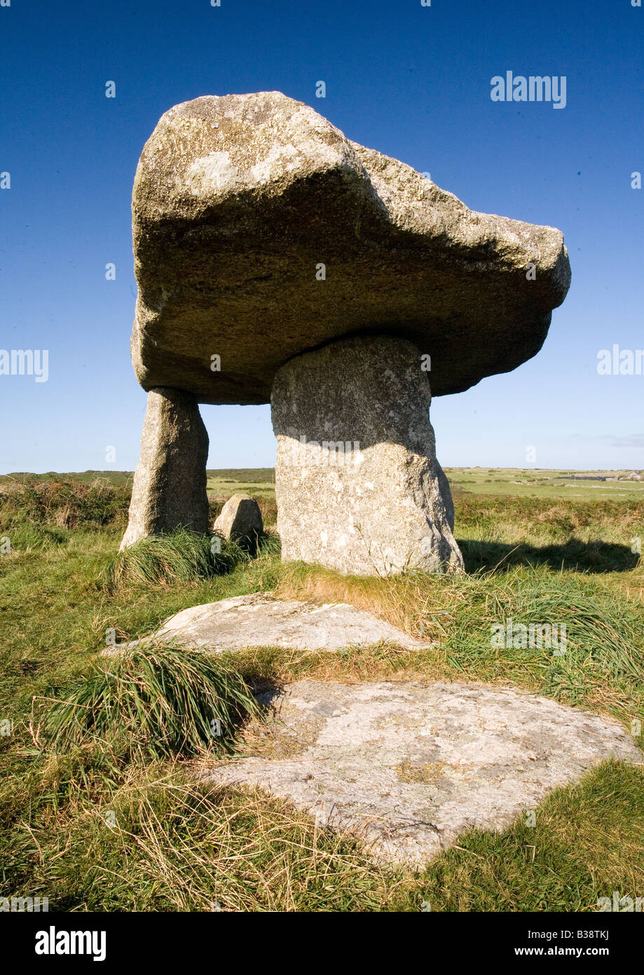 Lanyon Quoit, (Giant's tabella) è un famoso Cornish tomba megalitica vicino a Madron e Morvah, West Penwith, Cornwall, Regno Unito Foto Stock