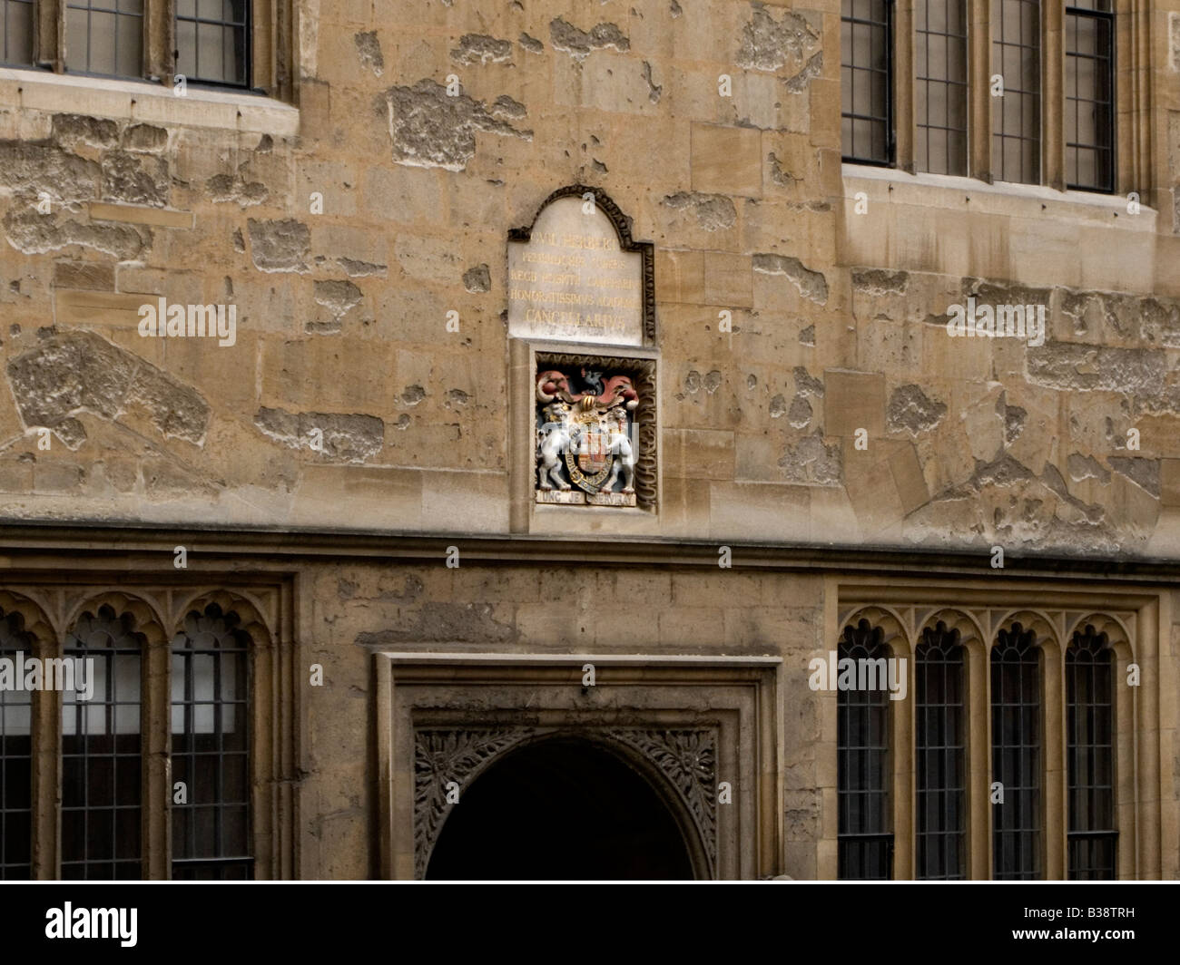 Dettaglio della biblioteca Bodleian Library con stemma, Broad Street, Oxford, Oxfordshire, England, Regno Unito Foto Stock