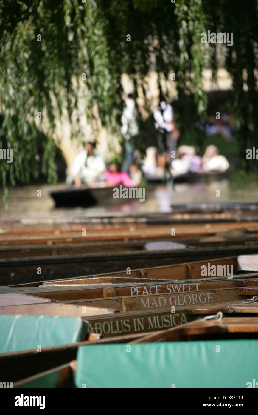 Città di Cambridge, Inghilterra. Noleggio sterline ormeggiato sul fiume Cam con i turisti per piacere punting in background. Foto Stock