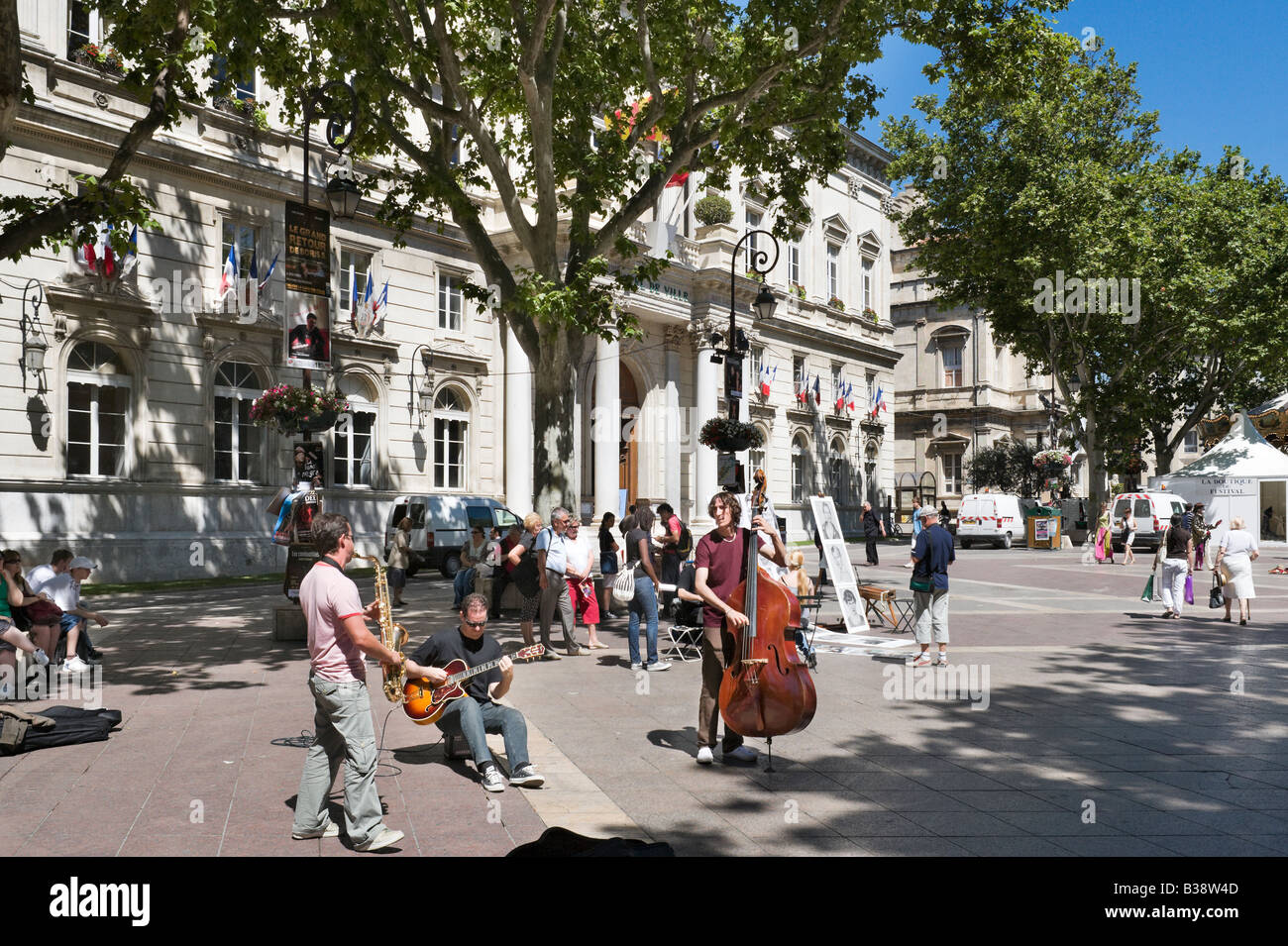 Musicisti di strada di fronte all'Hotel de Ville, luogo d l'Horloge, Avignone, Provenza, Francia Foto Stock