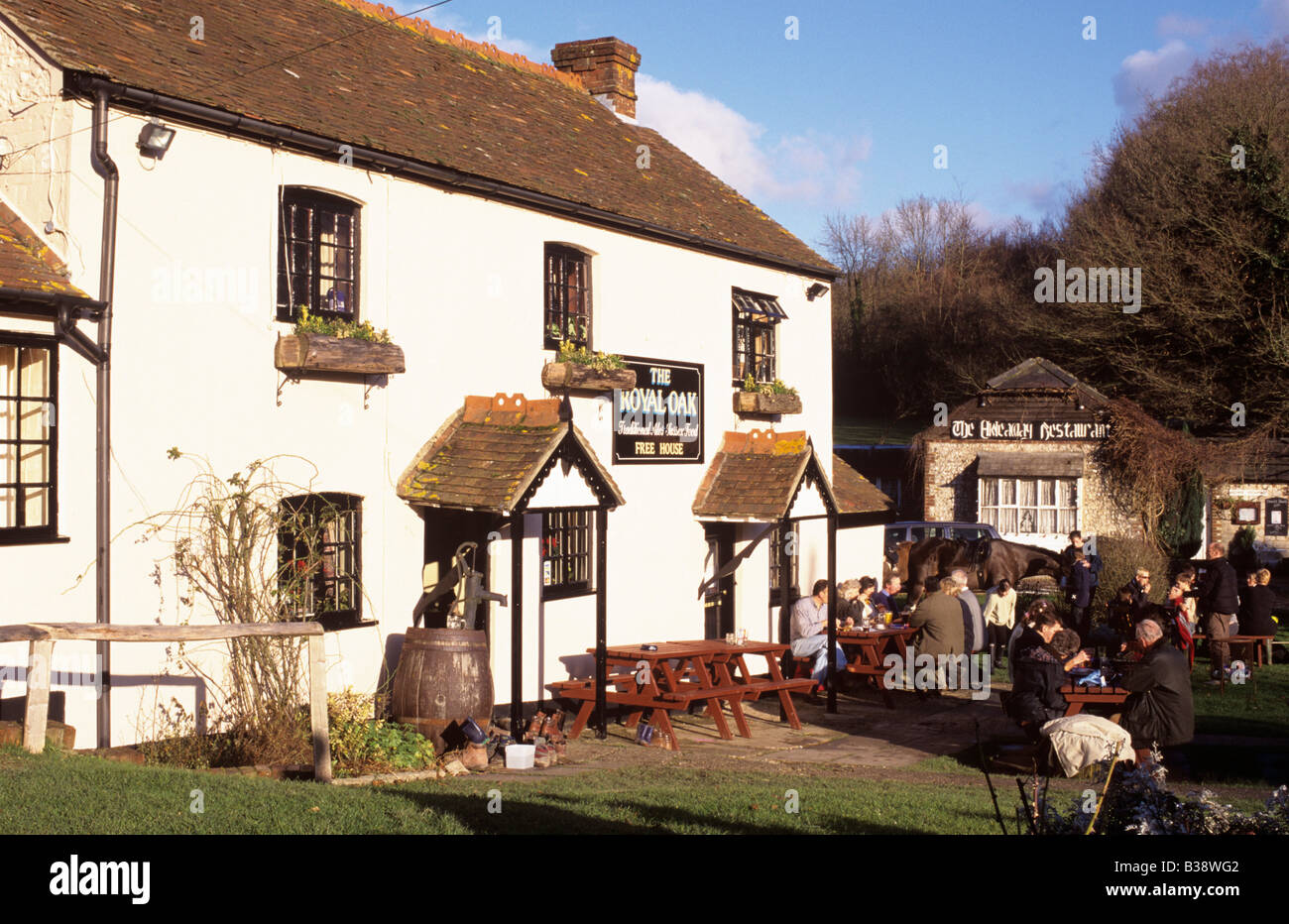 La gente seduta al di fuori del Royal Oak tradizionale English Pub di campagna ha detto di essere interessato. Chilgrove Hooksway West Sussex England Regno Unito Gran Bretagna Foto Stock