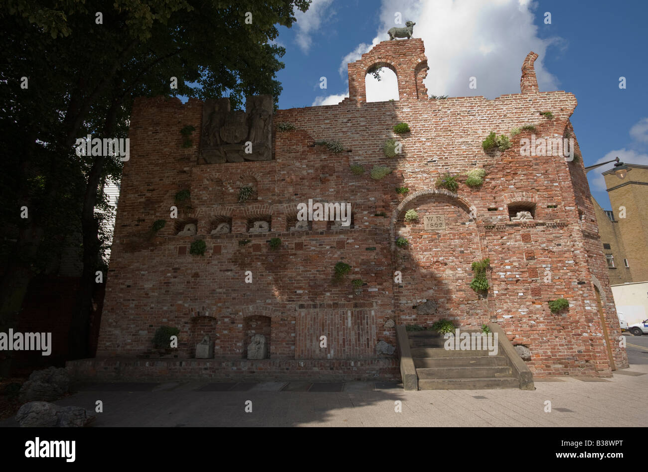 Barking Town Square, a 7 metri di altezza parete di mattoni rigenerati che è stato sviluppato da muratori da Barking College. Foto Stock