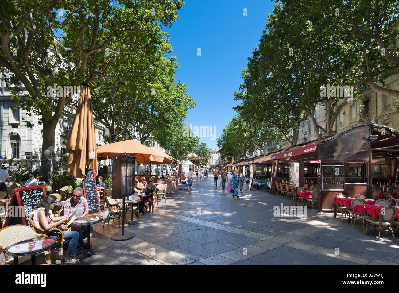 Street cafe di fronte all'Hotel de Ville, luogo d l'Horloge, Avignone, Provenza, Francia Foto Stock