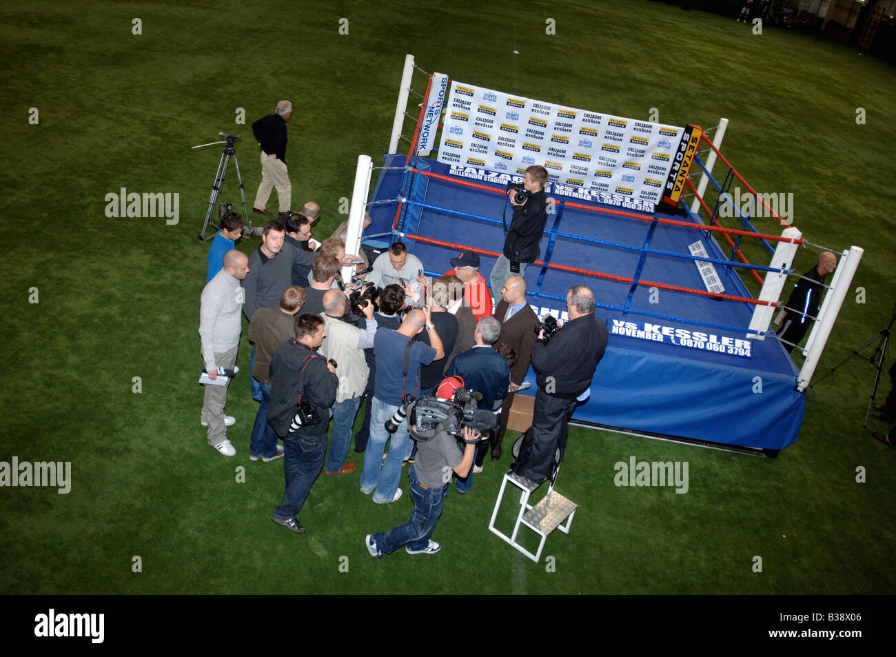 MIKKEL KESSLER DELLA DANIMARCA parla con i giornalisti nel corso di una conferenza stampa per promuovere la sua lotta con Joe Calzaghe a Cardiff Galles S U Foto Stock