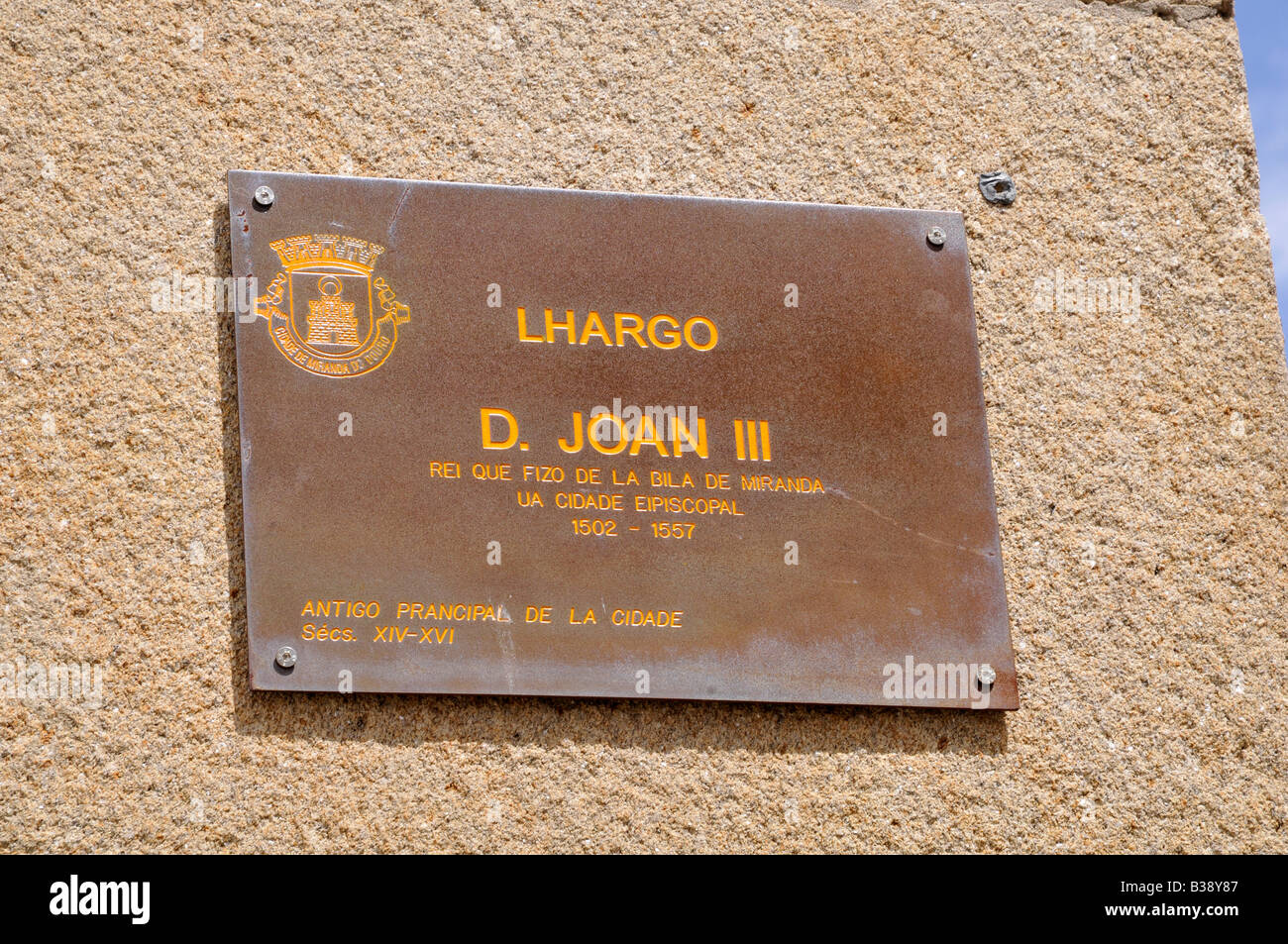 Miranda do Douro. Il nome della strada in mirandês, una lingua locale. Foto Stock