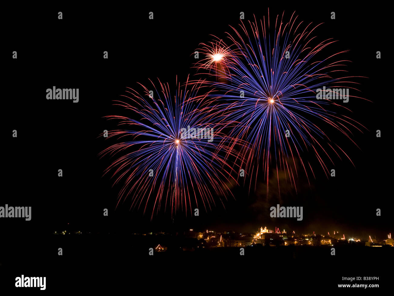 I fuochi d'artificio in una tipica festa Maltese Foto Stock