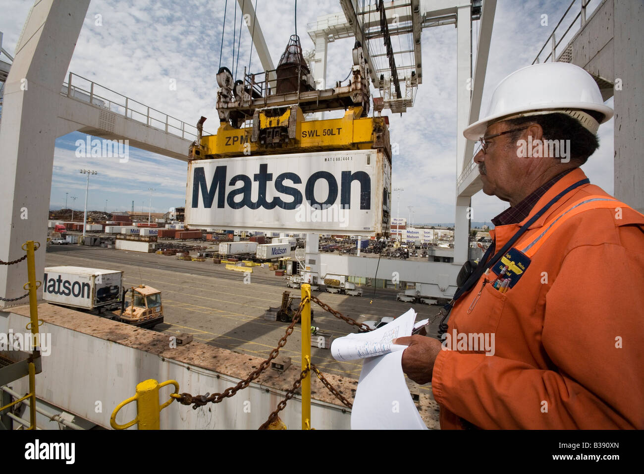 Il contenitore di spedizione viene caricato sulla nave al porto di Oakland Foto Stock