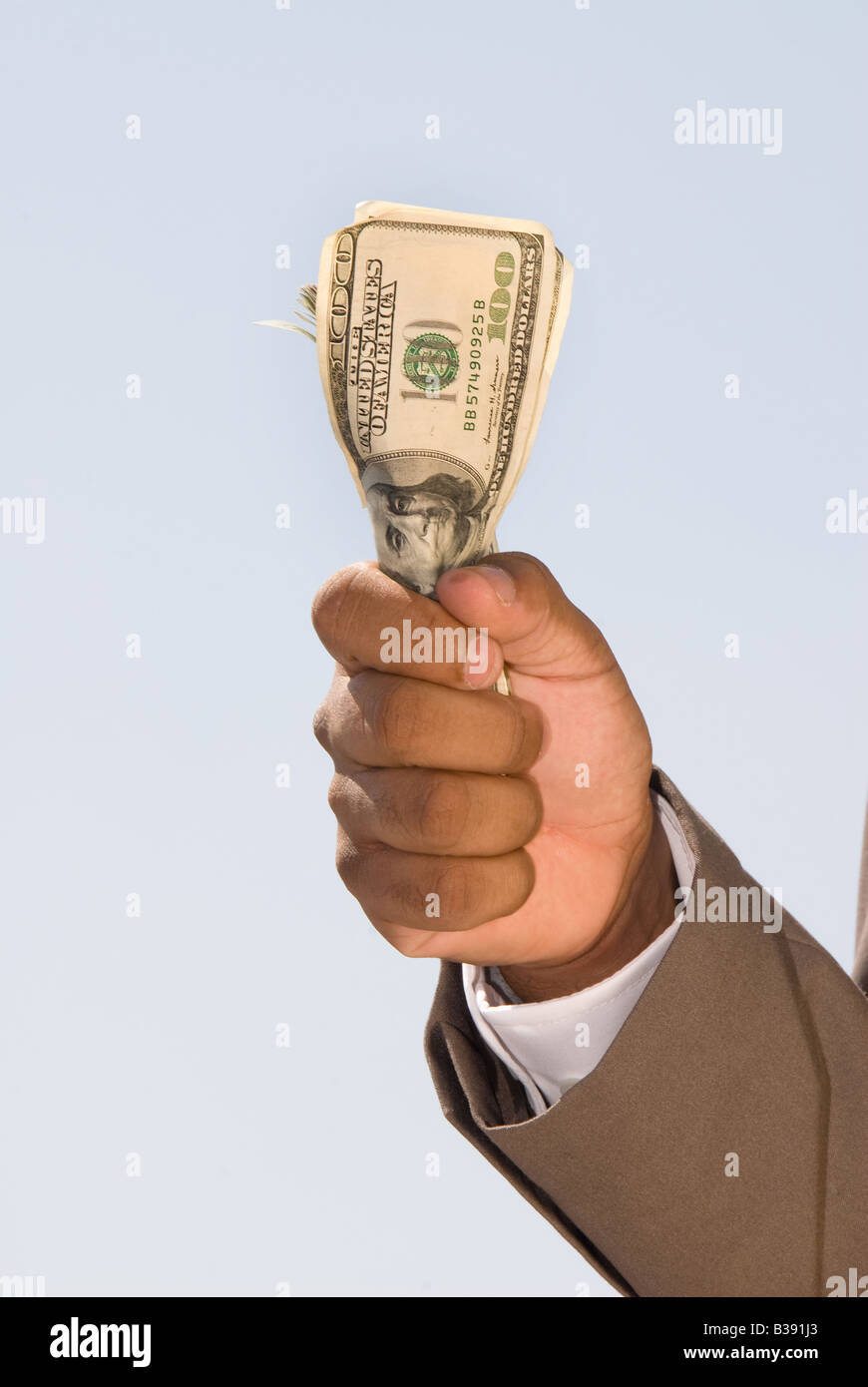 Un esecutivo tiene un batuffolo di 100 fatture del dollaro in aria Foto Stock
