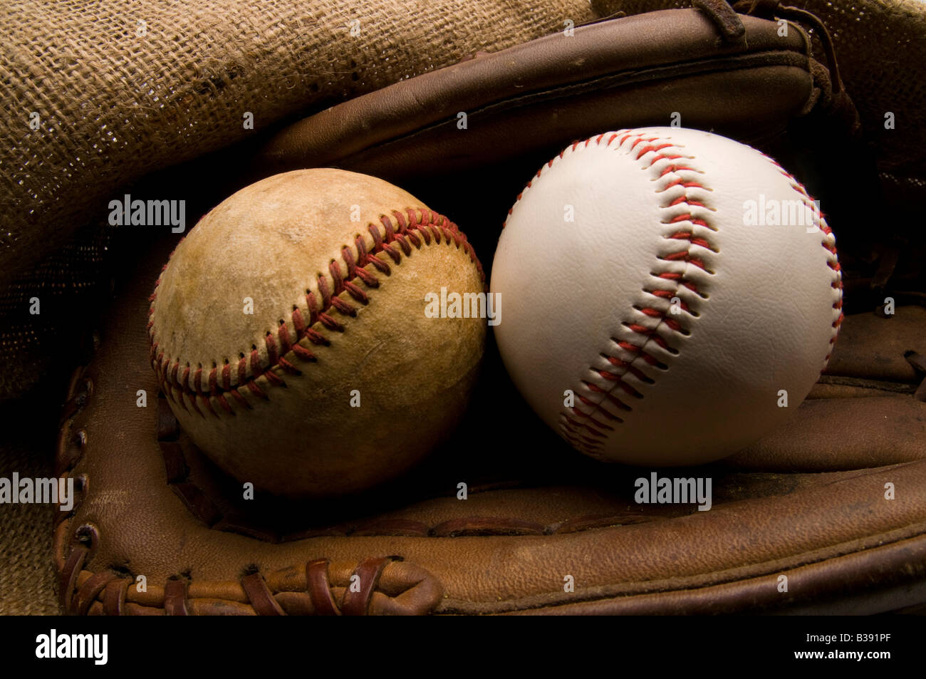 Vecchio e nuovo baseballs in guanto Foto Stock