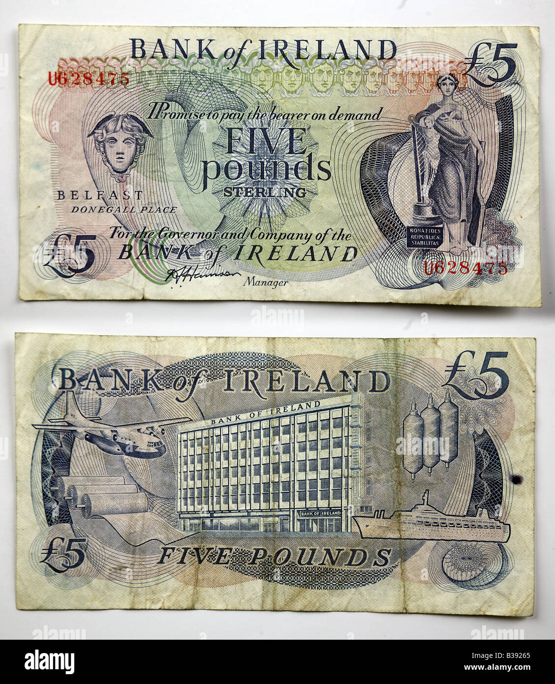 Banca d'Irlanda sterlina irlandese e del Regno Unito di cinque pound banconote Foto Stock
