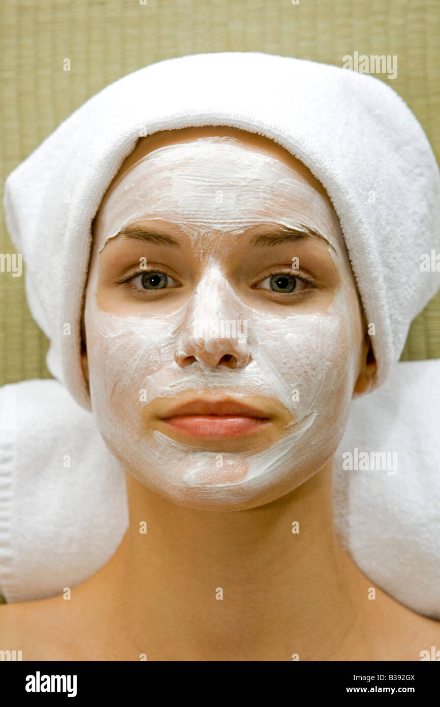 Frau mit einer Gesichtsmaske, donna con maschera di bellezza Foto Stock