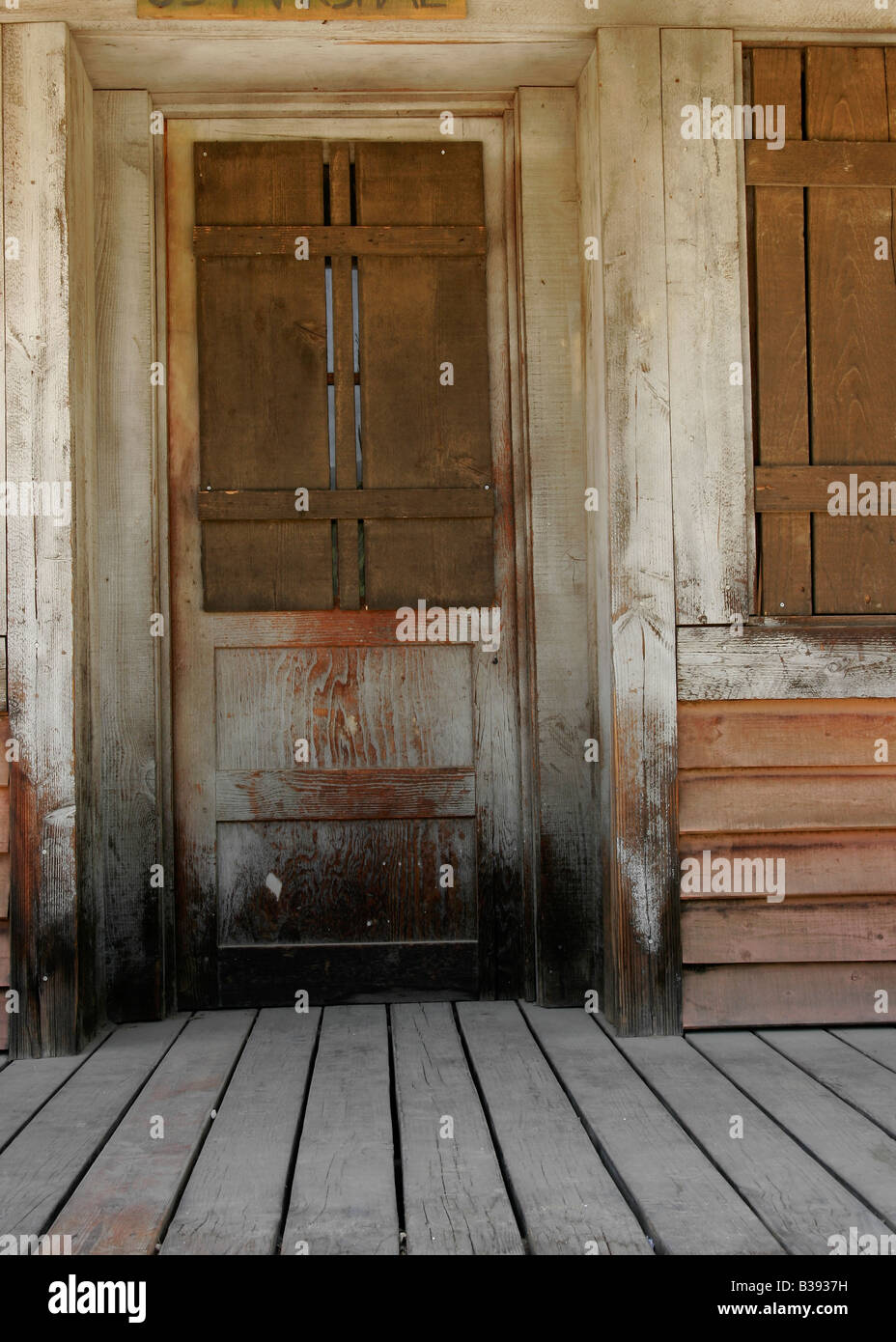 Una vecchia porta in un abbandonare la città fantasma Foto Stock