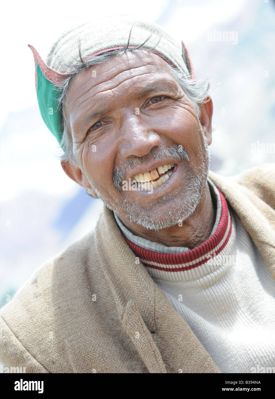 L' immagine di un pastore di montagna dal Pin remota valle in India del Nord. Foto Stock