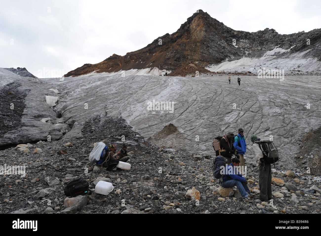 Facchini a partire finale sul ghiacciaio per raggiungere il pin Parbati Pass a 5300m Foto Stock