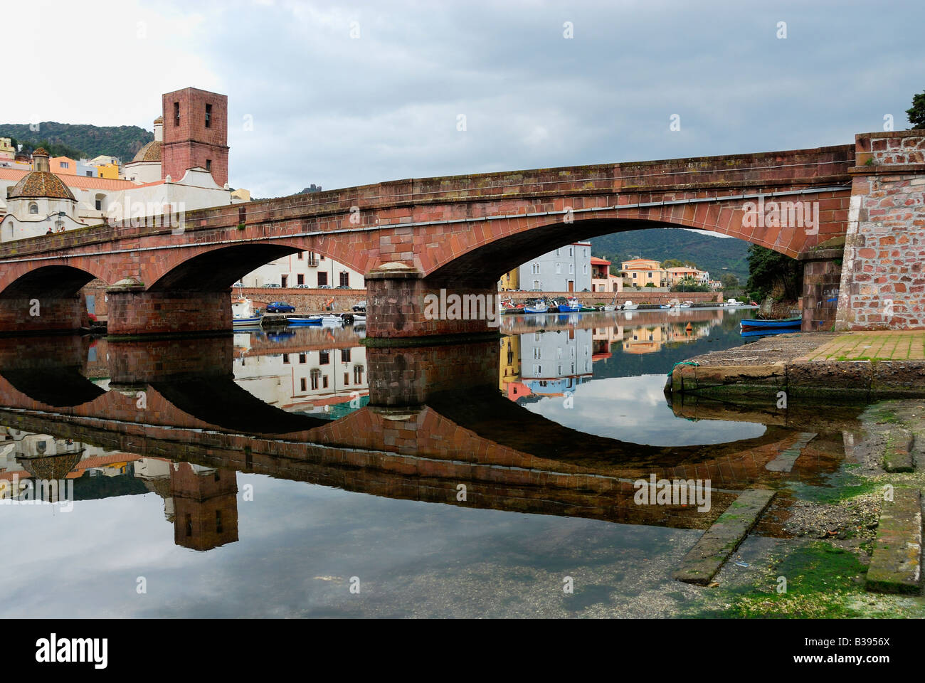 Ponte sul fiume Temo Bosa Sardegna Sardegna Italia Foto Stock