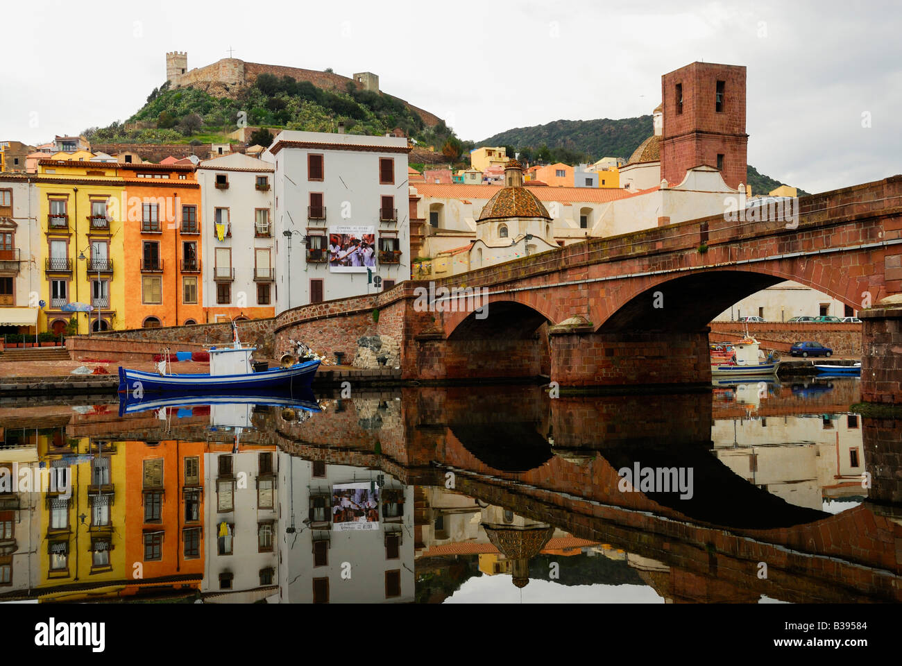 Ponte sul fiume Temo Bosa Sardegna Sardegna Italia Foto Stock