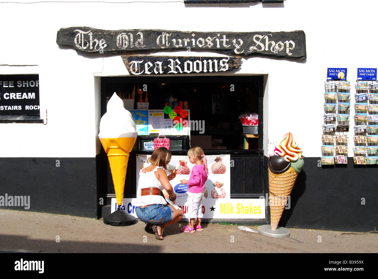 Madre che acquista gelato, The Old Curiosity Shop Tea Rooms, Harbour Street, Broadstairs, Kent, Inghilterra, Regno Unito Foto Stock