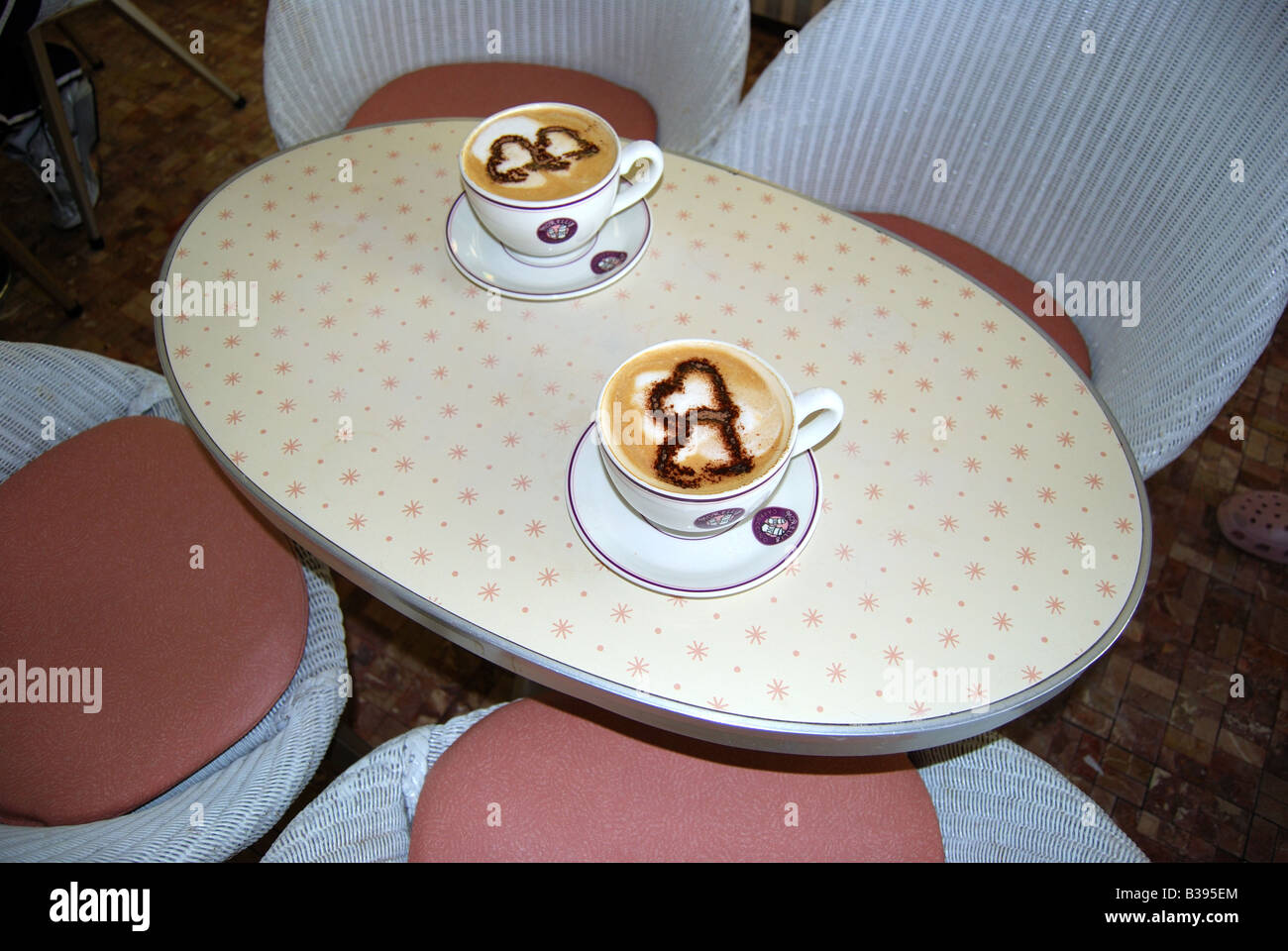 Il caffè sul tavolo, Morelli il cappuccino, Victoria Parade, BROADSTAIRS KENT, England, Regno Unito Foto Stock