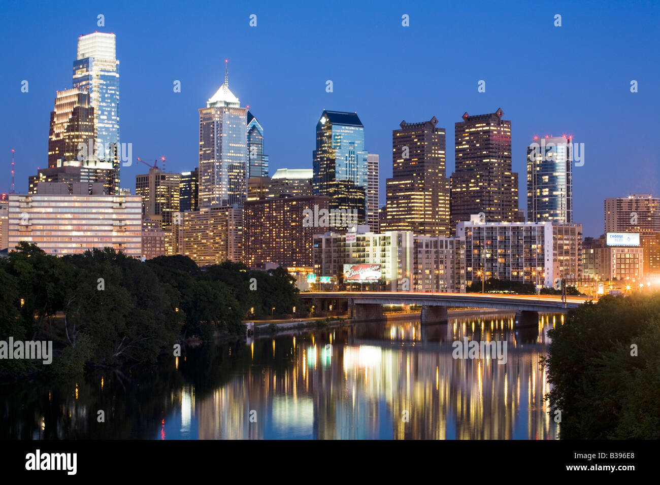 Crepuscolo skyline di Philadelphia in Pennsylvania Foto Stock