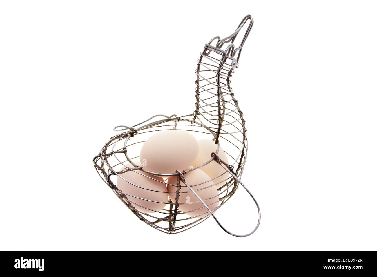 Le uova bianche nel cestello in filo metallico Foto Stock