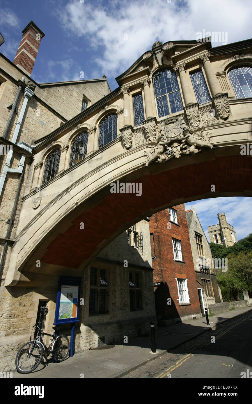 Città di Oxford, Inghilterra. Il sir Thomas Jackson progettato Hertford Bridge, in Oxford's New College Lane. Foto Stock