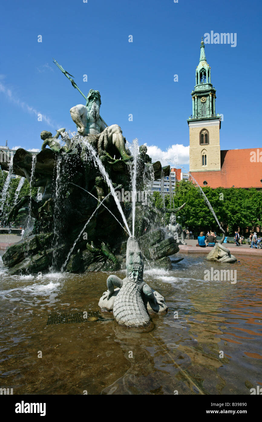 Deutschland, Berlino, Neptunbrunnen und San-Marien-Kirche am Alex, Germania, Berlino, Fontana di Nettuno e Marien Chiesa Foto Stock