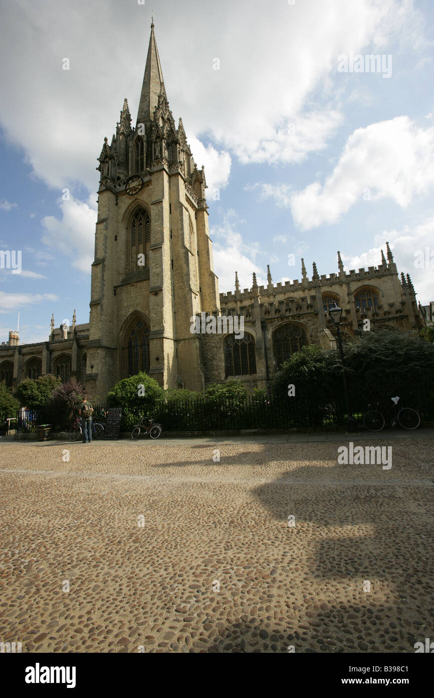 Città di Oxford, Inghilterra. La facciata settentrionale dell'università chiesa di Santa Maria Vergine visto dalla Radcliffe Square. Foto Stock