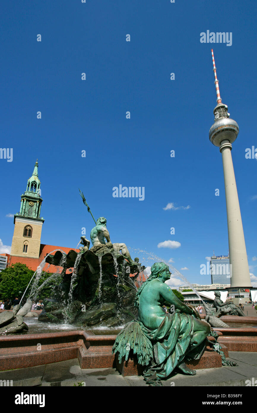 Deutschland, Berlino, Neptunbrunnen und San-Marien-Kirche am Alex, Germania, Berlino, Fontana di Nettuno, Marien chiesa una torre della TV Foto Stock