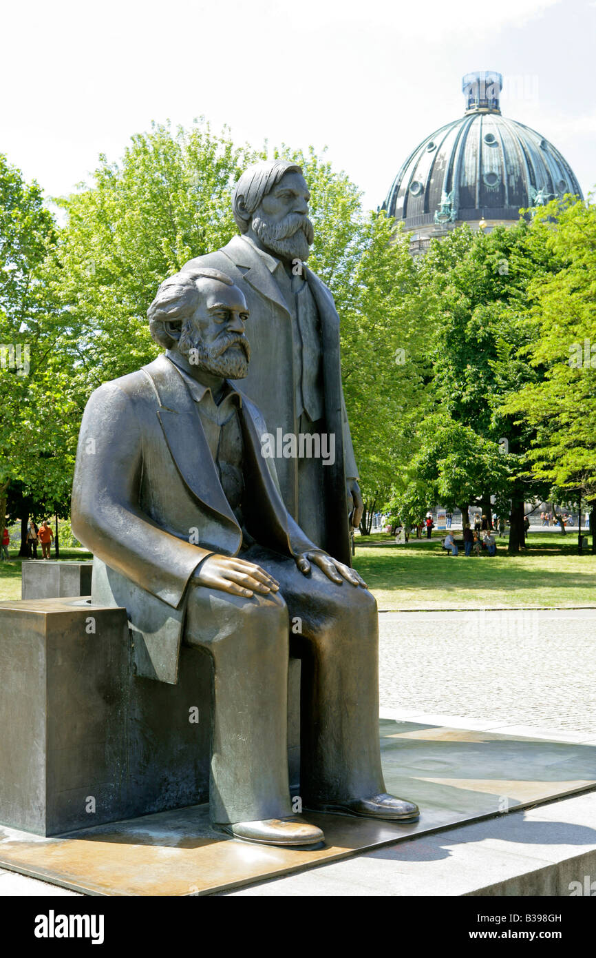 Deutschland, Berlino, Karl Marx und Friedrich Engels Denkmal, Germania Berlino Marx ed Engels monumento Foto Stock