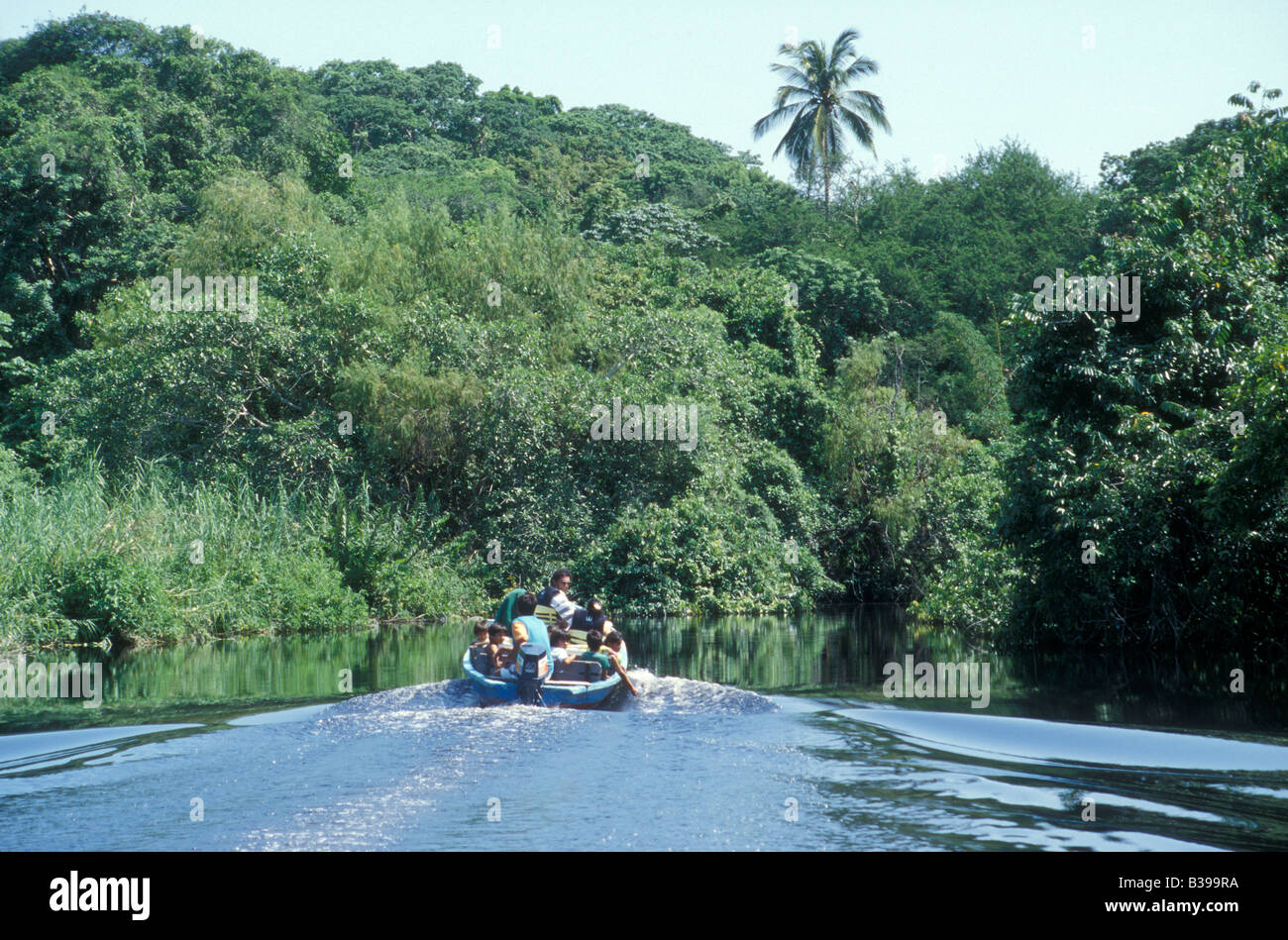 Avviare sull'Estuario San Cristobál Estuario per la Tovara molla di acqua dolce al di fuori della città di San Blas, Nayarit, Messico Foto Stock