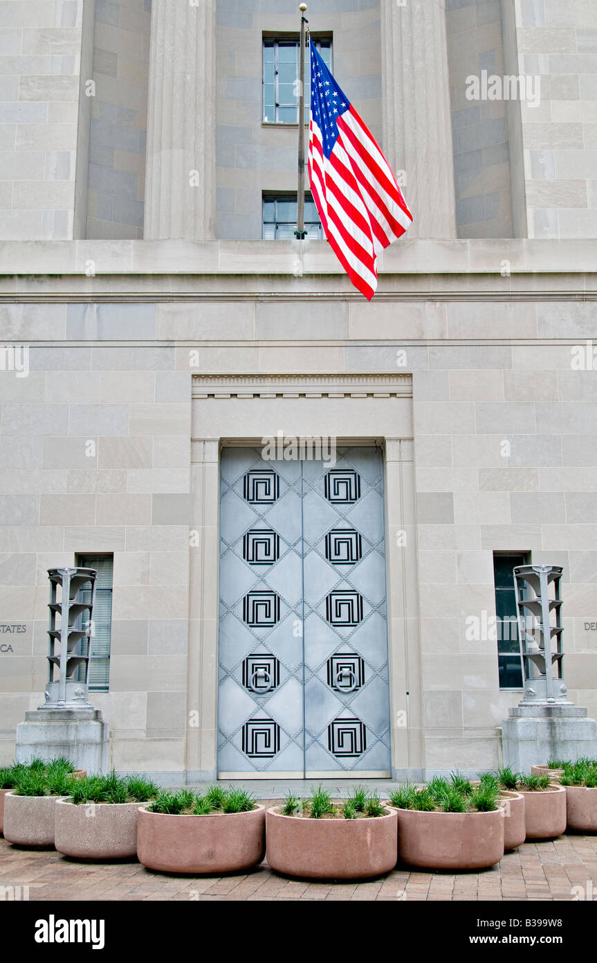 WASHINGTON DC, Stati Uniti — il Dipartimento di Giustizia degli Stati Uniti, spesso chiamato Robert F. Kennedy Department of Justice Building, è un'imponente caratteristica architettonica nel cuore della capitale della nazione. Che funge da sede centrale per gli Stati Uniti Dipartimento di Giustizia, la struttura neoclassica testimonia il costante impegno della nazione nei confronti dell'applicazione della legge e dei principi della giustizia. Foto Stock