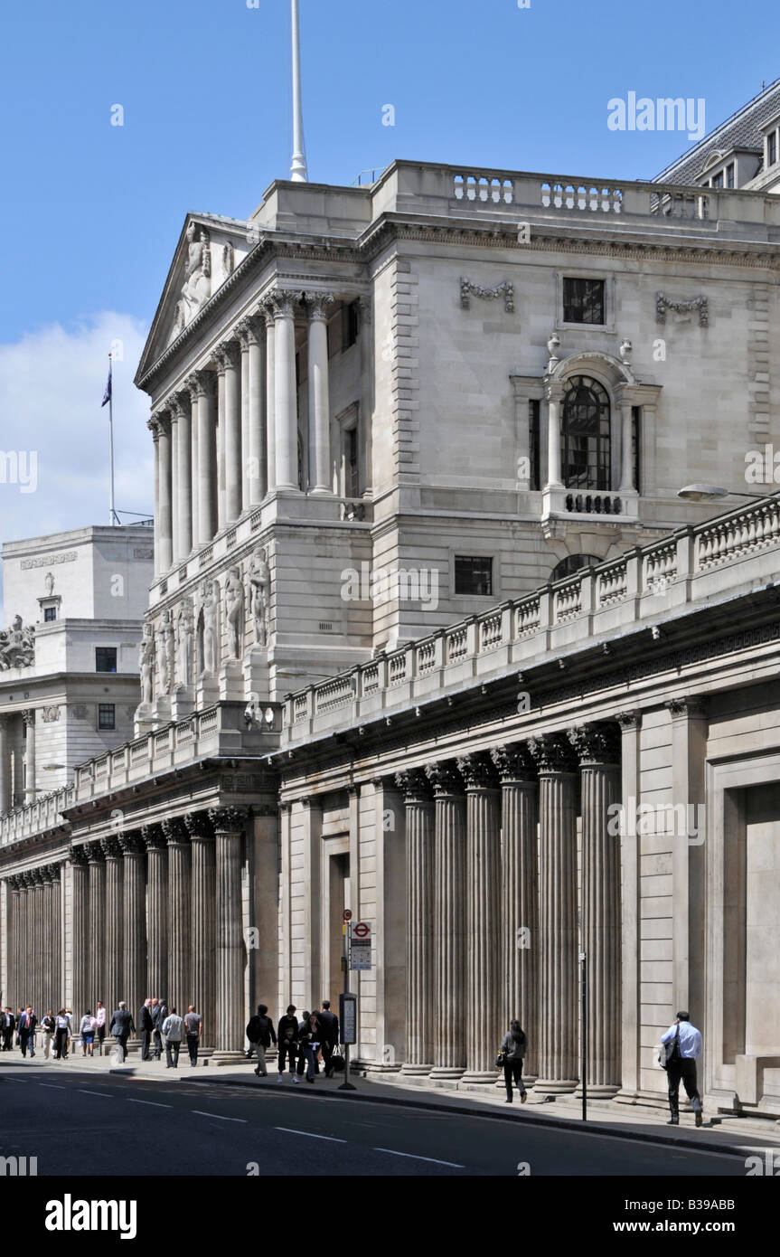 La parte anteriore della Bank of England in Threadneedle Street nel centro di Londra Foto Stock
