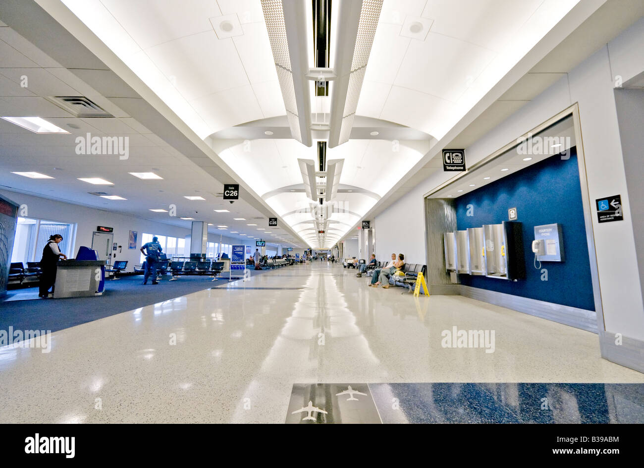 Aeroporto intercontinentale George Bush interno Houston Texas // HOUSTON, Texas, Stati Uniti - l'interno dell'aeroporto intercontinentale George Bush (IAH) presenta un moderno e vivace hub di viaggio aereo. Questa grande struttura, uno degli aeroporti più trafficati degli Stati Uniti, dispone di ampi corridoi con soffitti alti, numerosi banchi di check-in, posti di controllo di sicurezza e una varietà di negozi e ristoranti. In qualità di importante gateway internazionale e hub di United Airlines, il design dell'aeroporto riflette il suo ruolo nel facilitare i viaggi aerei nazionali e globali. Foto Stock