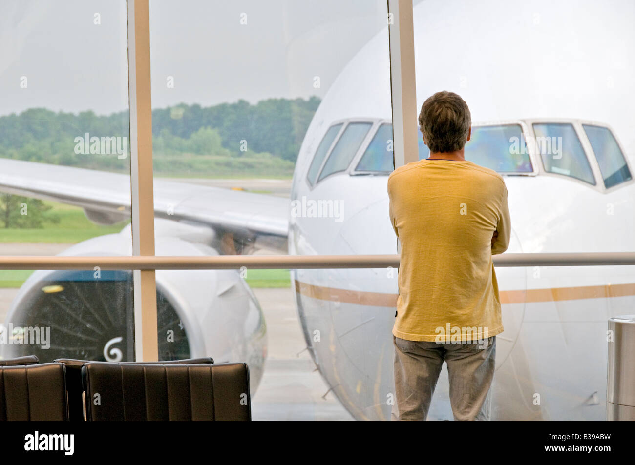 United Airlines Jet presso l'Airport Gate Houston Texas // HOUSTON, Texas, Stati Uniti — Un jet United Airlines è parcheggiato al suo gate presso l'aeroporto intercontinentale George Bush (IAH), visto dall'interno del terminal. L'aeromobile è collegato al terminal tramite un ponte d'imbarco passeggeri, pronto per l'imbarco o l'atterraggio. Questa scena cattura un momento tipico delle operazioni di IAH, un importante hub per United Airlines e un importante gateway internazionale. Foto Stock