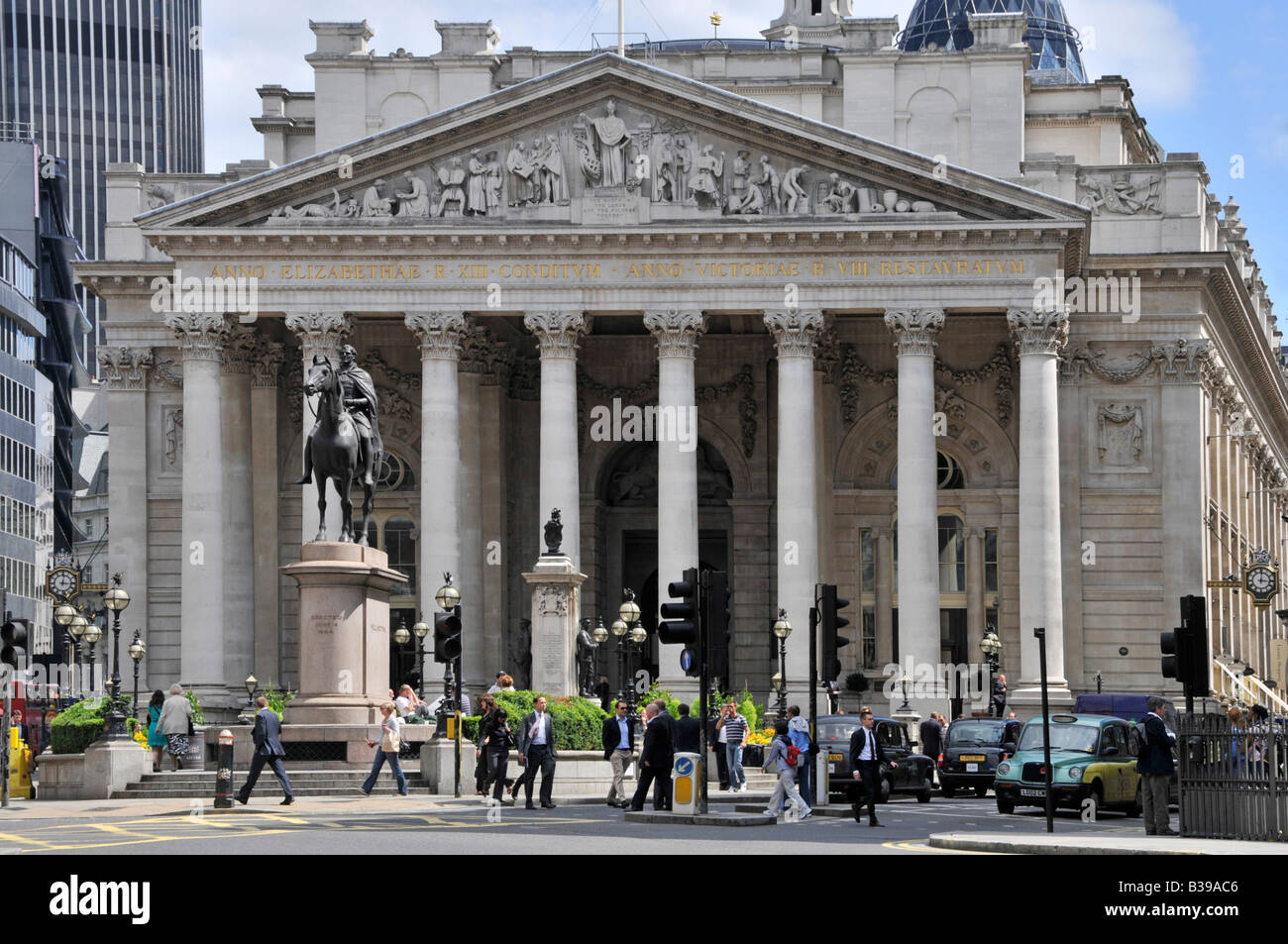 Storico edificio Royal Exchange colonnato con la statua di Wellington a cavallo trafficata Bank Road giunzione la Square Mile City di Londra Inghilterra Regno Unito Foto Stock