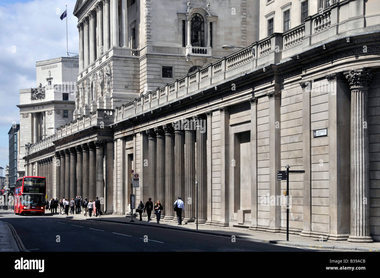 La parte anteriore della Bank of England in Threadneedle Street City di Londra Inghilterra REGNO UNITO Foto Stock