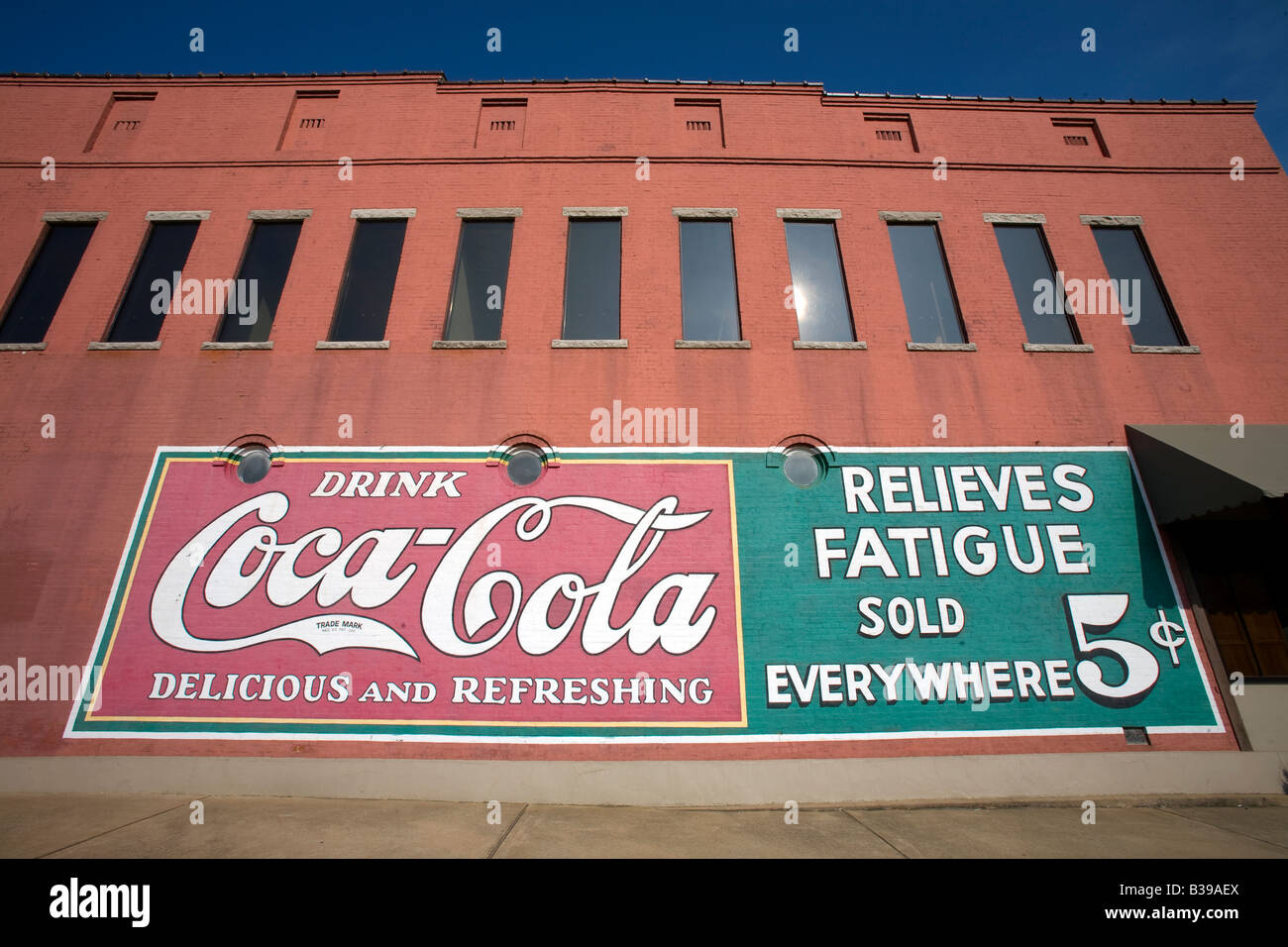 Un vintage Coca Cola segno dipinto sul lato di un edificio nel centro di Rogers, Arkansas, U.S.A. Foto Stock