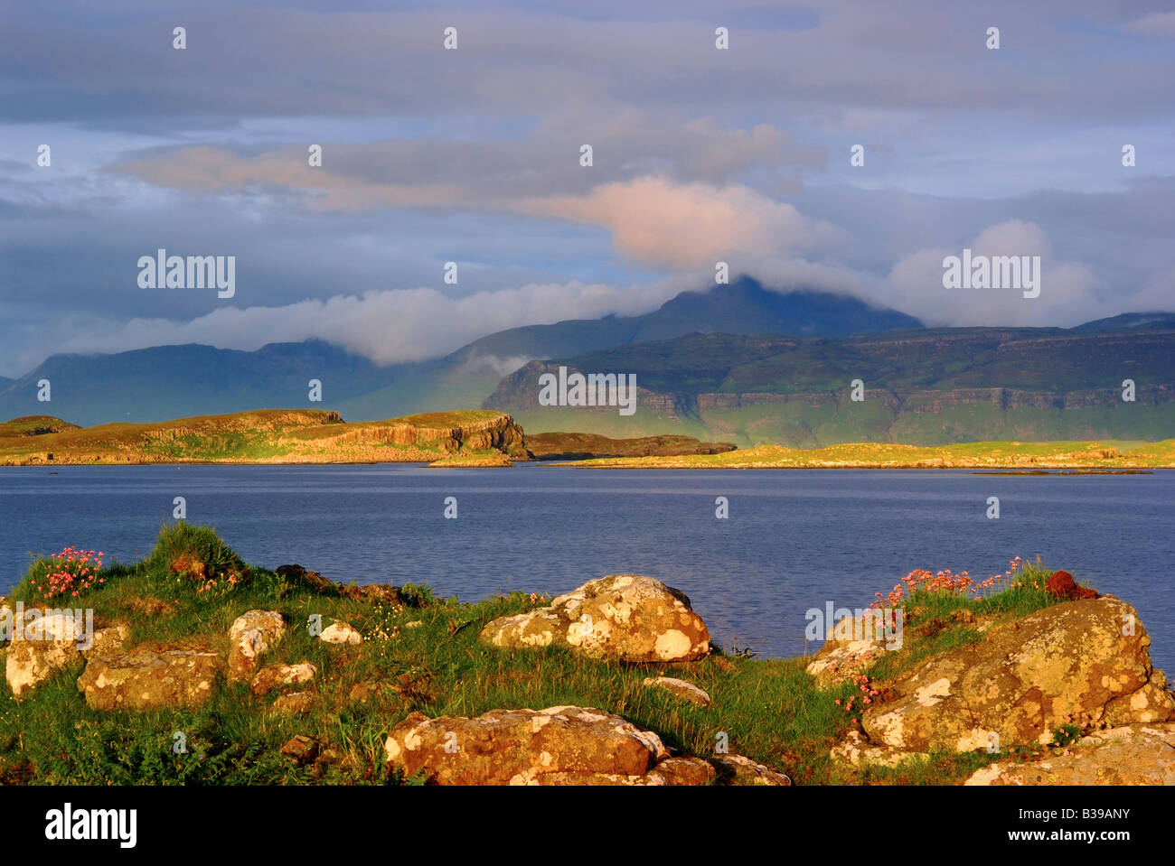 Regno Unito Scozia Isle of Mull ben più in luce della sera dall'isola dell' Ulva al largo della costa occidentale di Mull Foto Stock